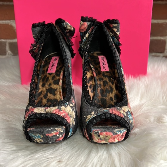 ❌ Betsey Johnson Floral Bow “Cammie” Heels - Picture 2 of 9